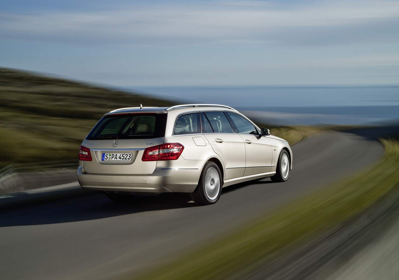 Mercedes-Benz-E-Class_Estate-2010-1600-33