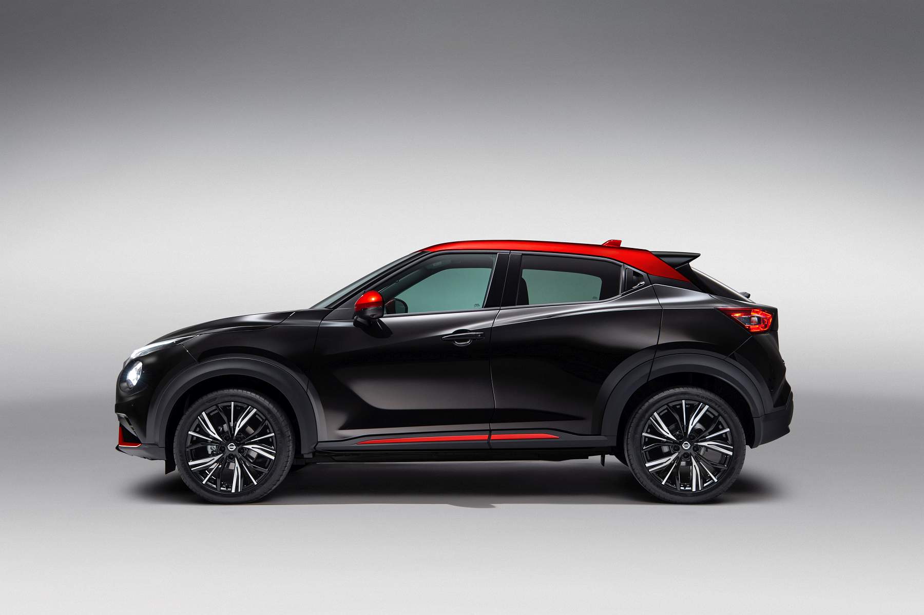 Sep. 3 – 6pm CET – New Nissan JUKE Unveil Black Static Studio – 4