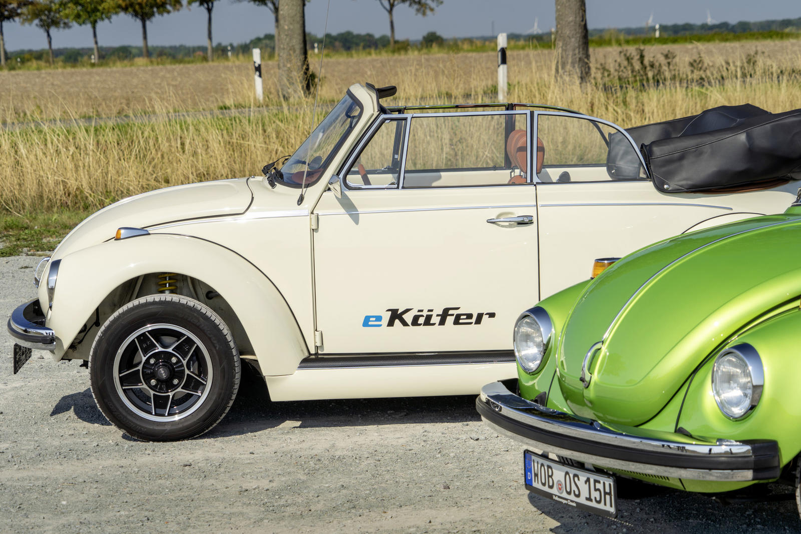 The e-Beetle and a green Beetle with boxer engine