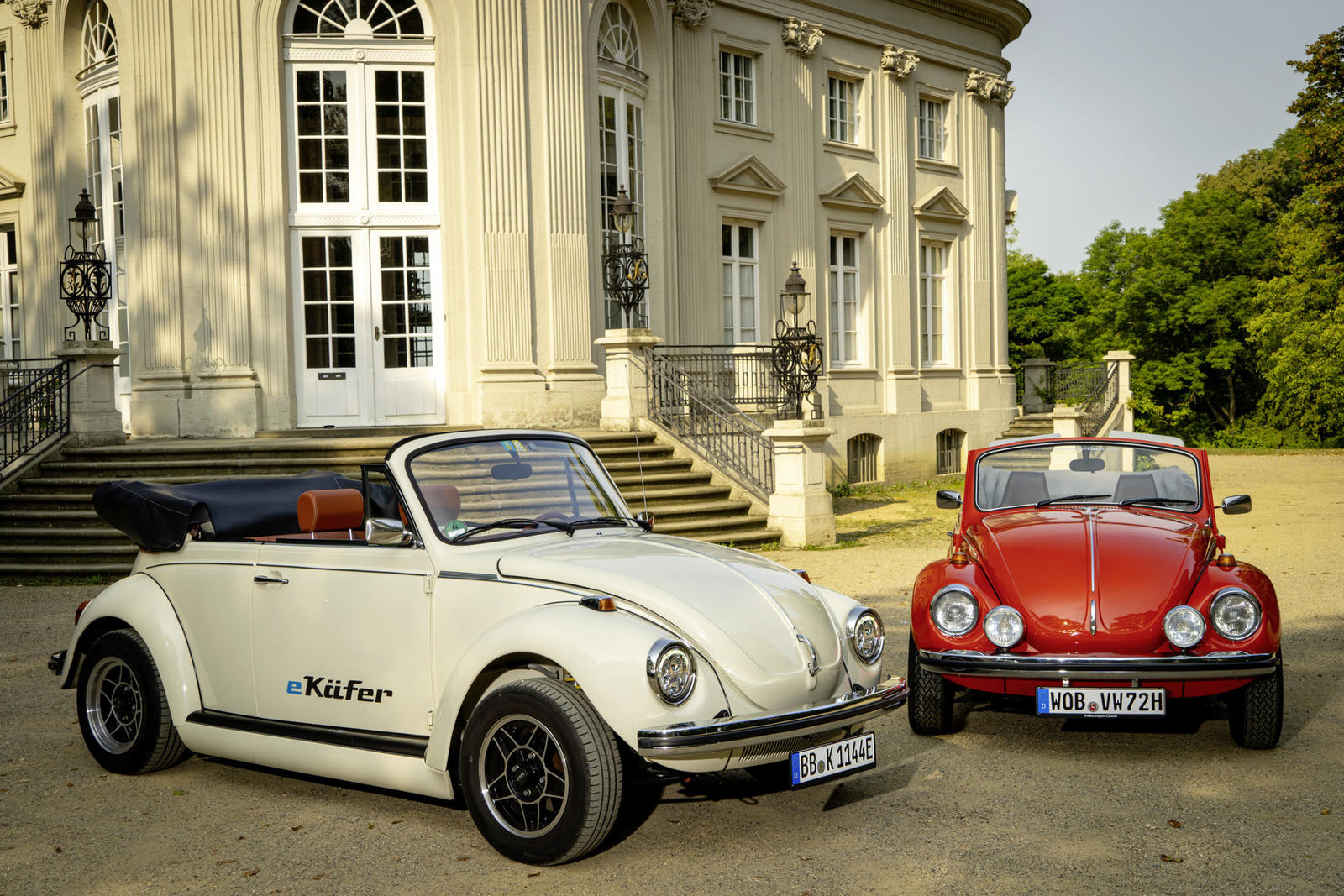 The e-Beetle and a red Beetle with boxer engine