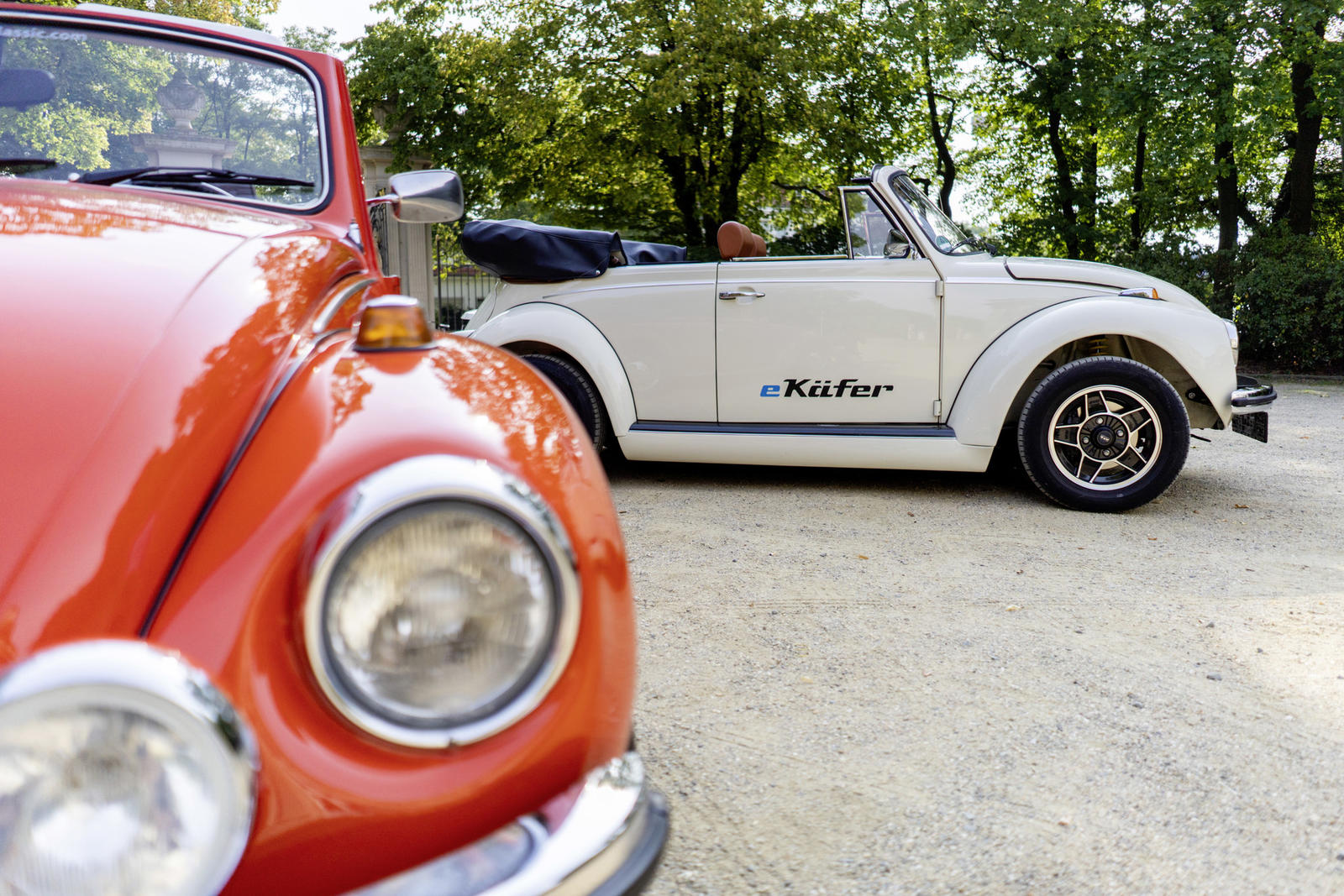 The e-Beetle and a red Beetle with boxer engine