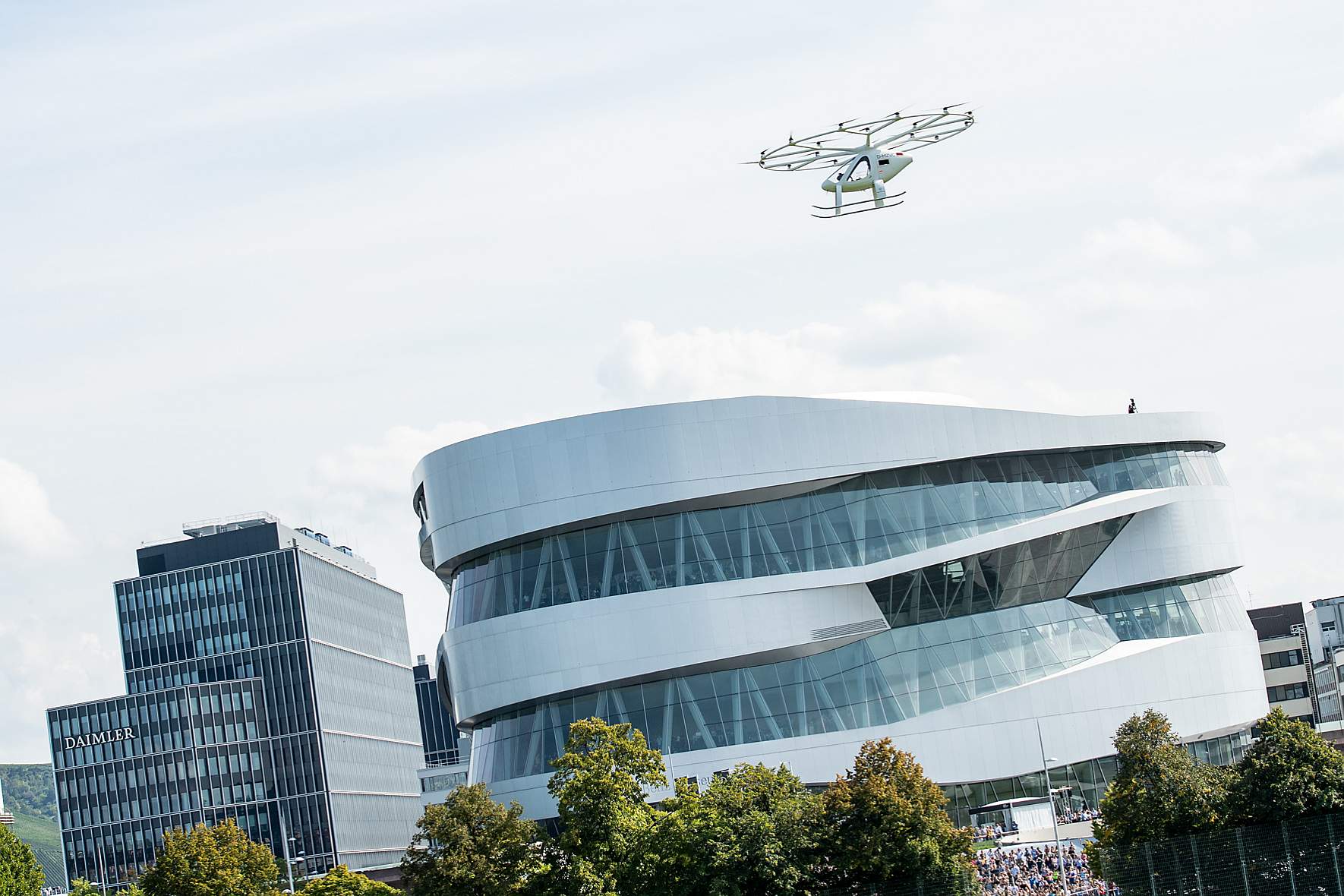 Exklusiv vor dem Mercedes-Benz Museum in Stuttgart: Erster erfolgreicher urbaner Flug des Volocopter in Europa.

Stuttgart sees first urban flight of Volocopter in Europe