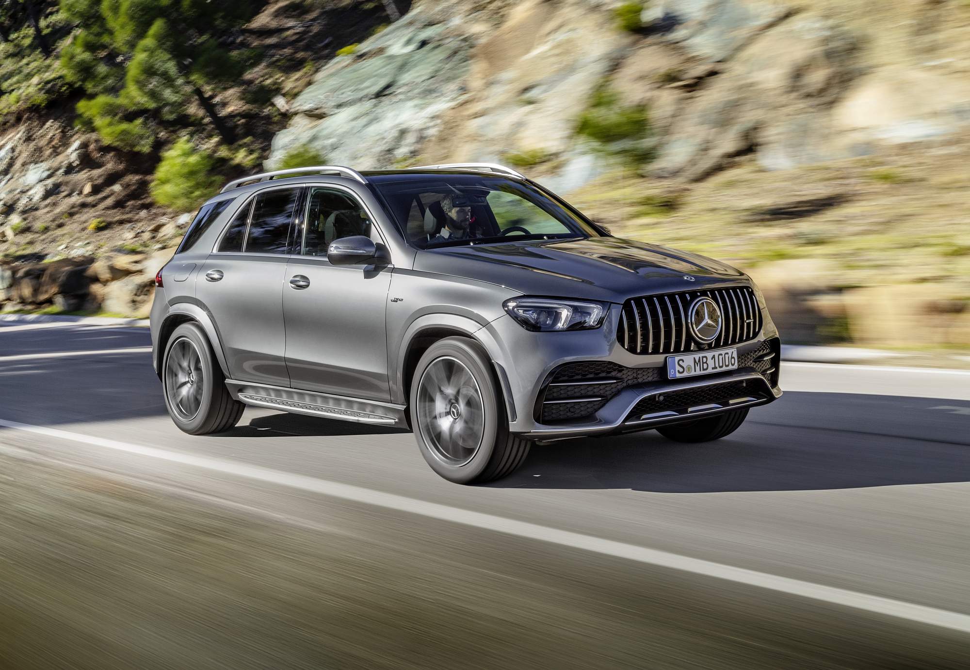 Der neue Mercedes-AMG GLE 53 4MATIC+: Der SUV-Trendsetter jetzt mit noch mehr Power und Präzision

The new Mercedes-AMG GLE 53 4MATIC+: The SUV trendsetter now with even more power and precision