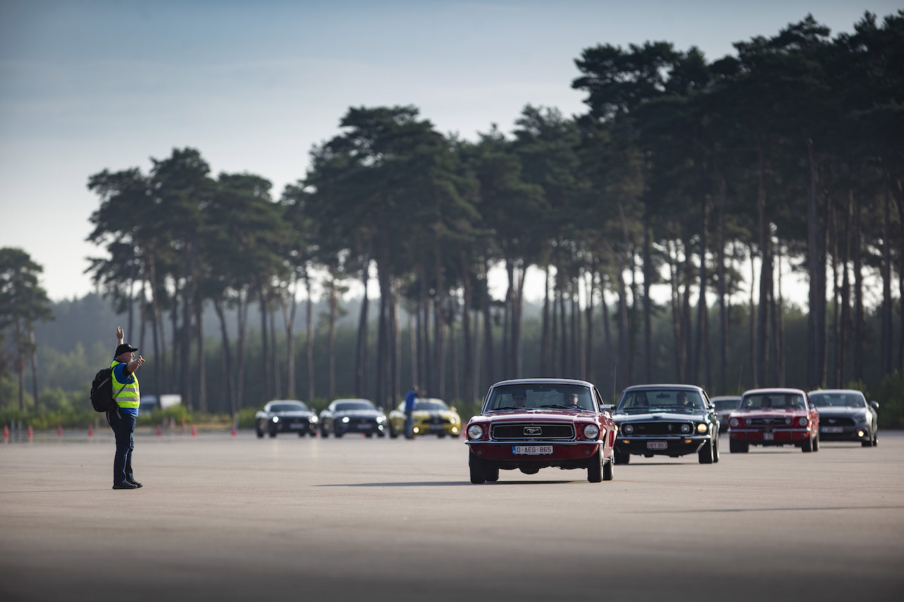 World Record of 1001 Ford Mustangs in a parade