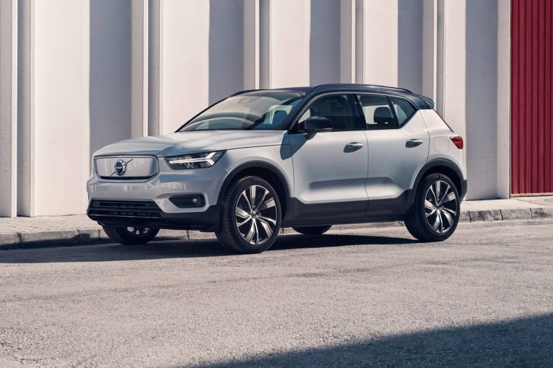 Volvo XC40 Recharge P8 AWD in Glacier Silver,