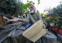 É um dos últimos construtores de adufes e recusa que caia no esquecimento