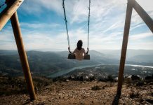 Um baloiço na serra para voar de olhos no Douro