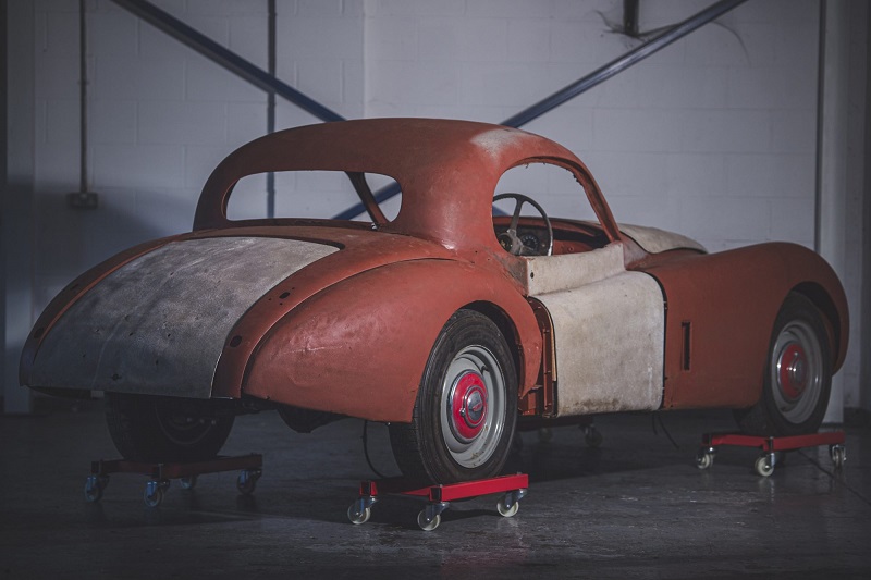 Jaguar XK120 FHC em processo de restauro há 50 anos está à ...