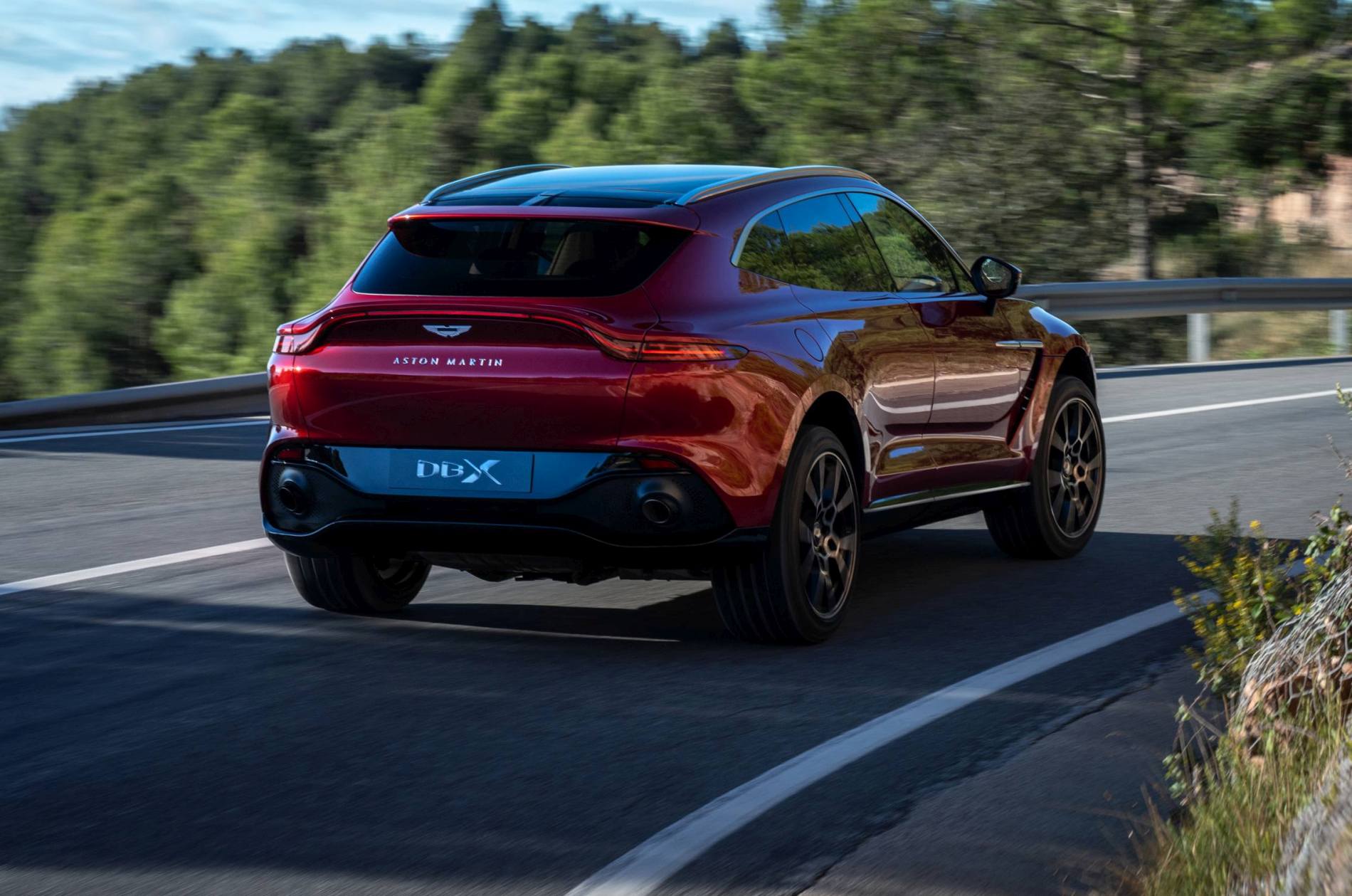 Aston Martin DBX_02