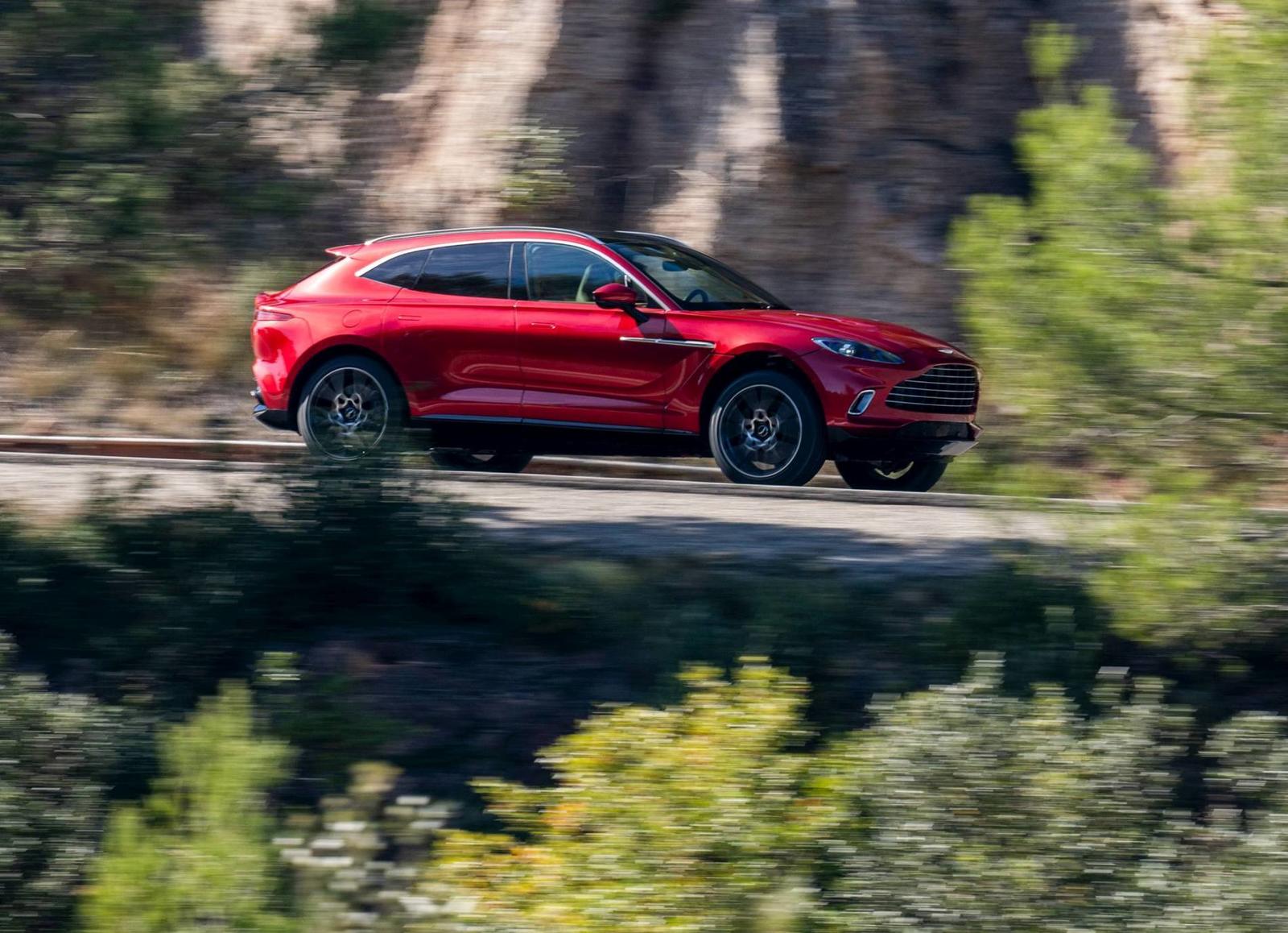 Aston Martin DBX_03