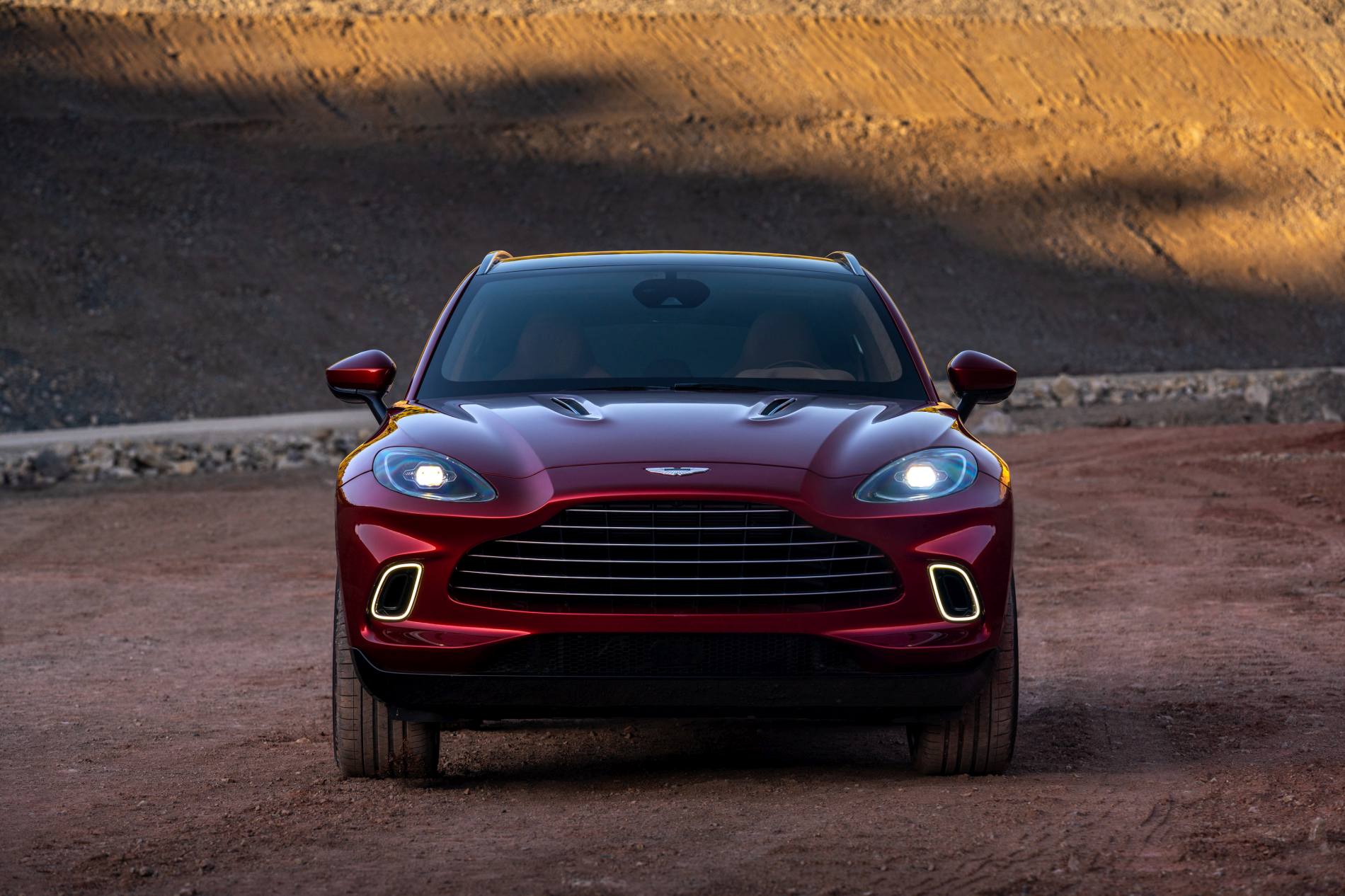 Aston Martin DBX_04
