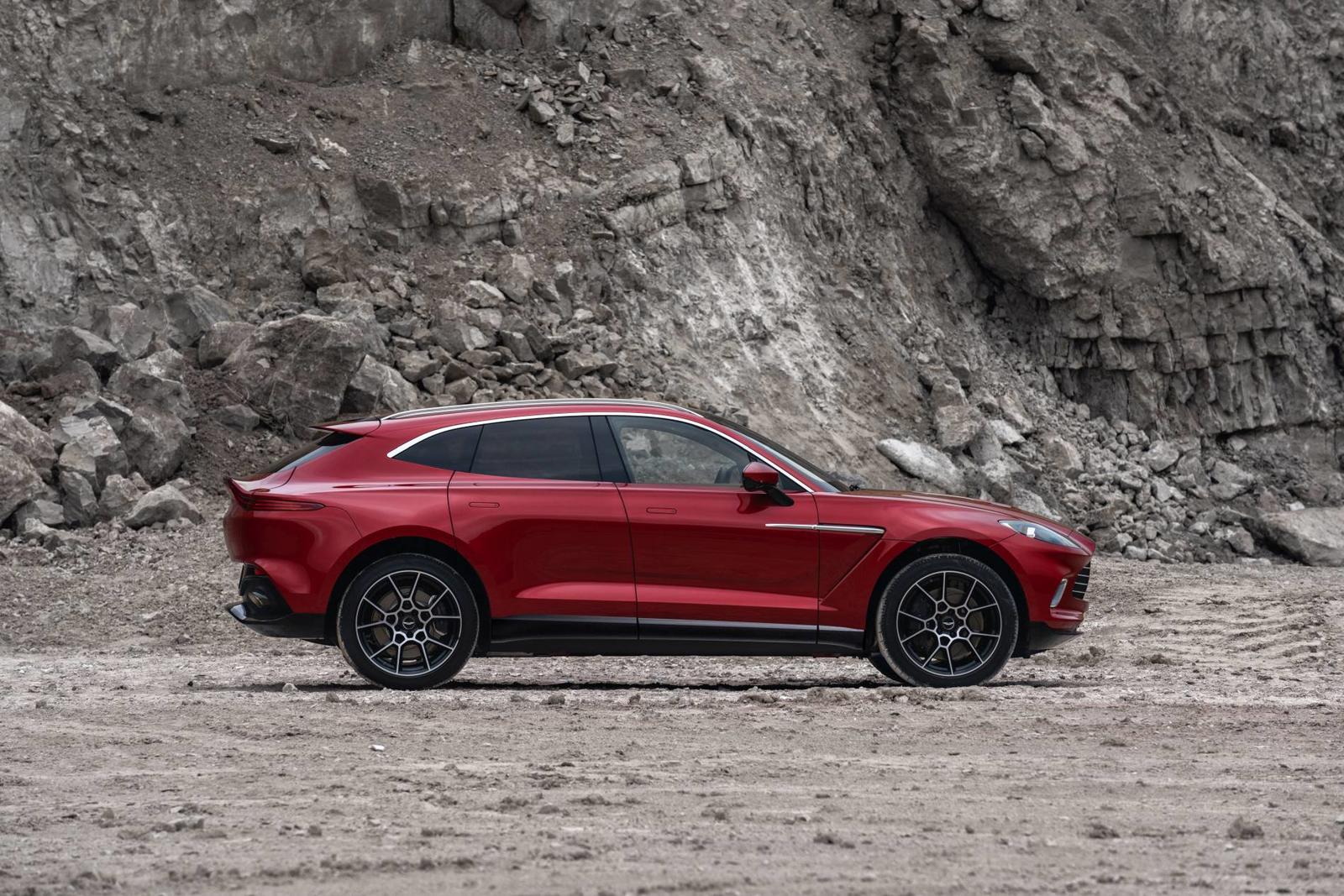 Aston Martin DBX_06
