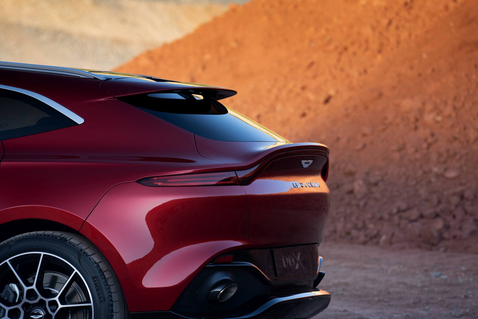 Aston Martin DBX_09