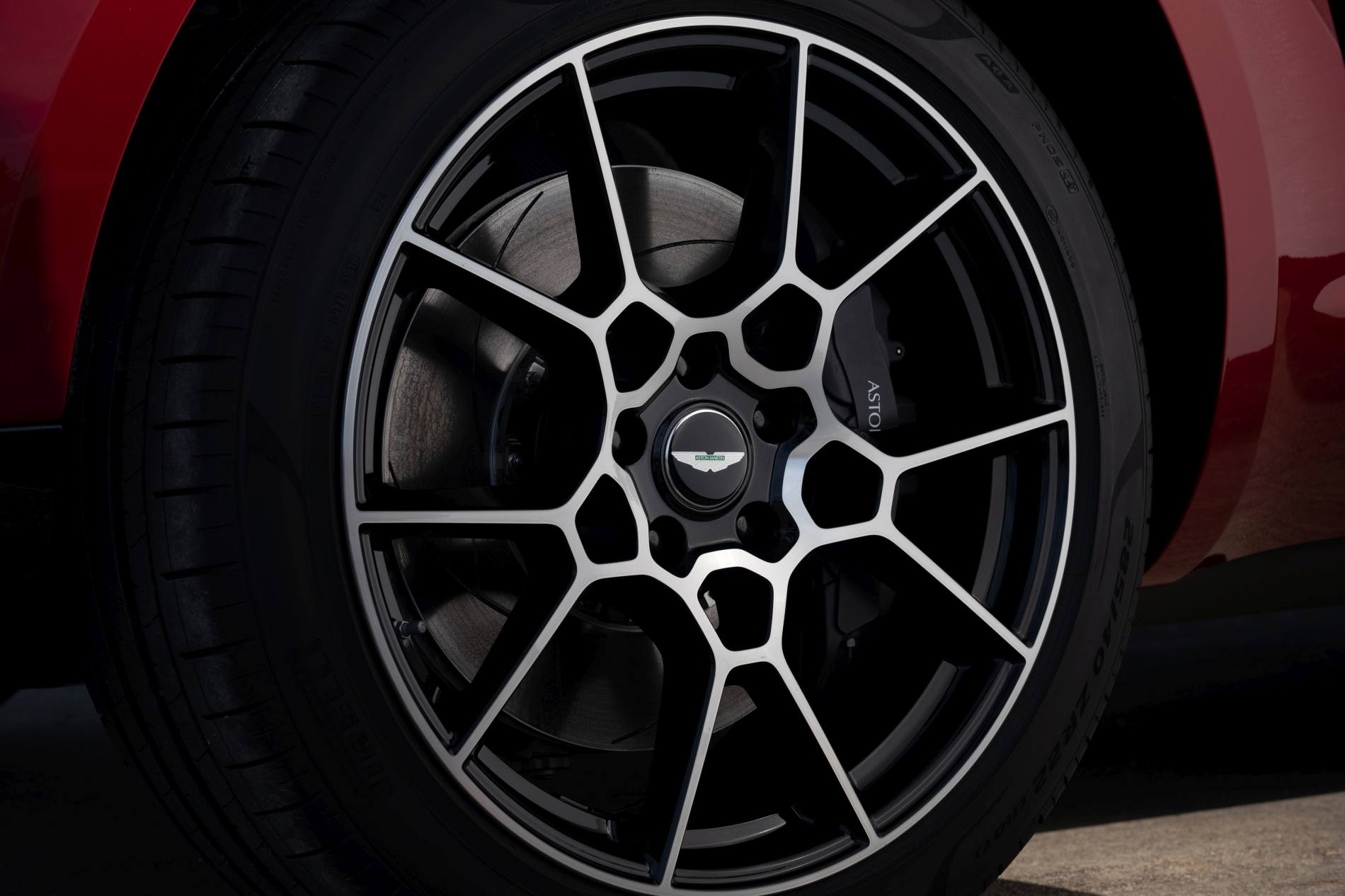 Aston Martin DBX_10