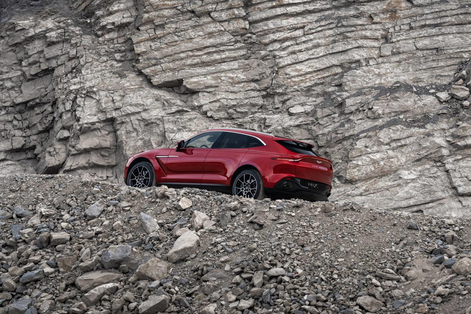 Aston Martin DBX_18