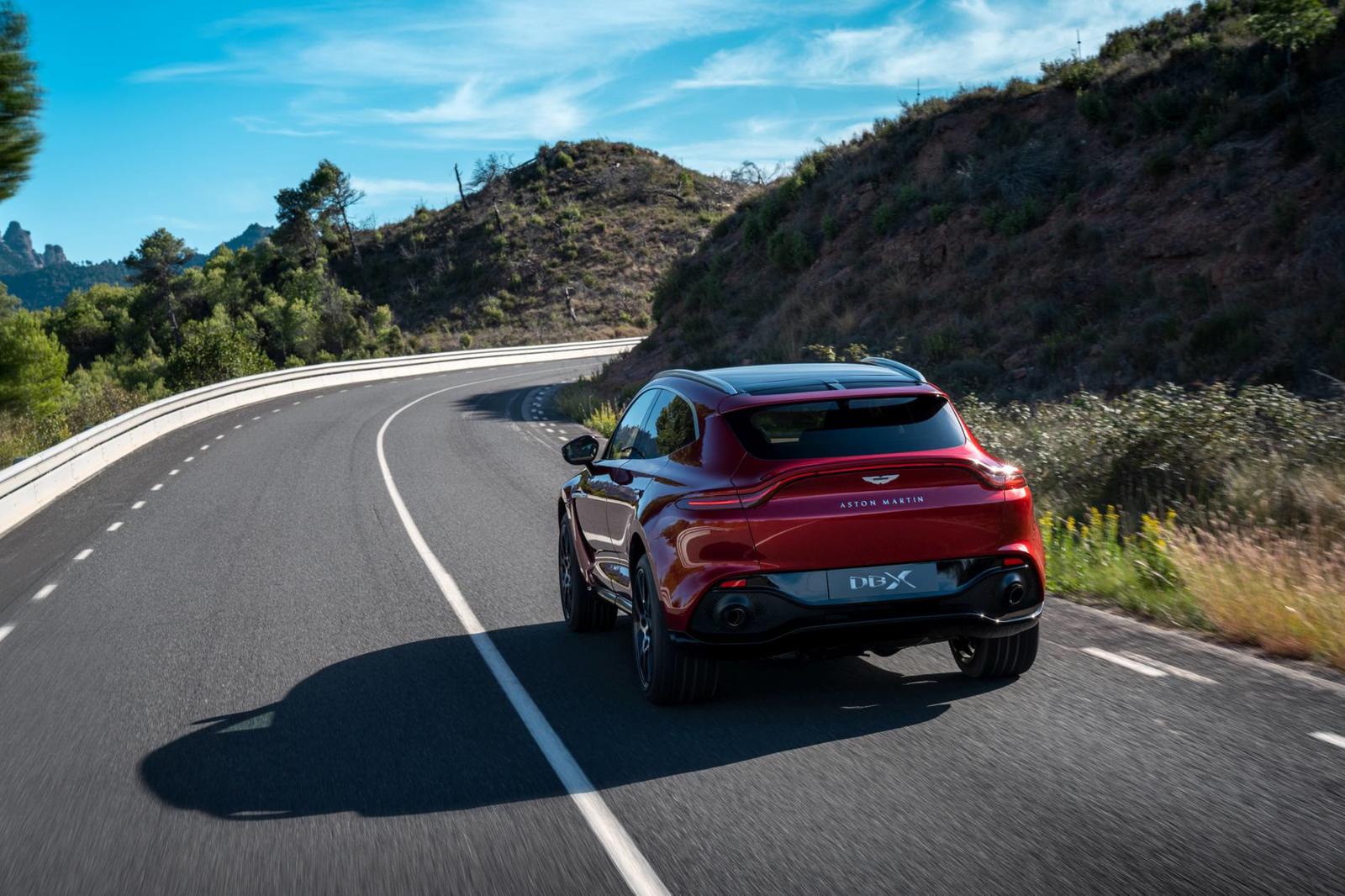 Aston Martin DBX_22