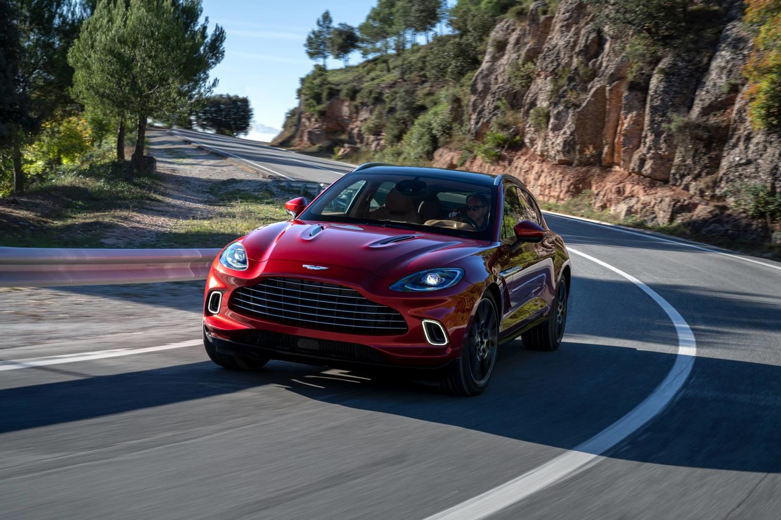 Aston Martin DBX_23