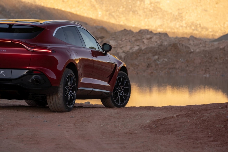 Aston Martin DBX_24