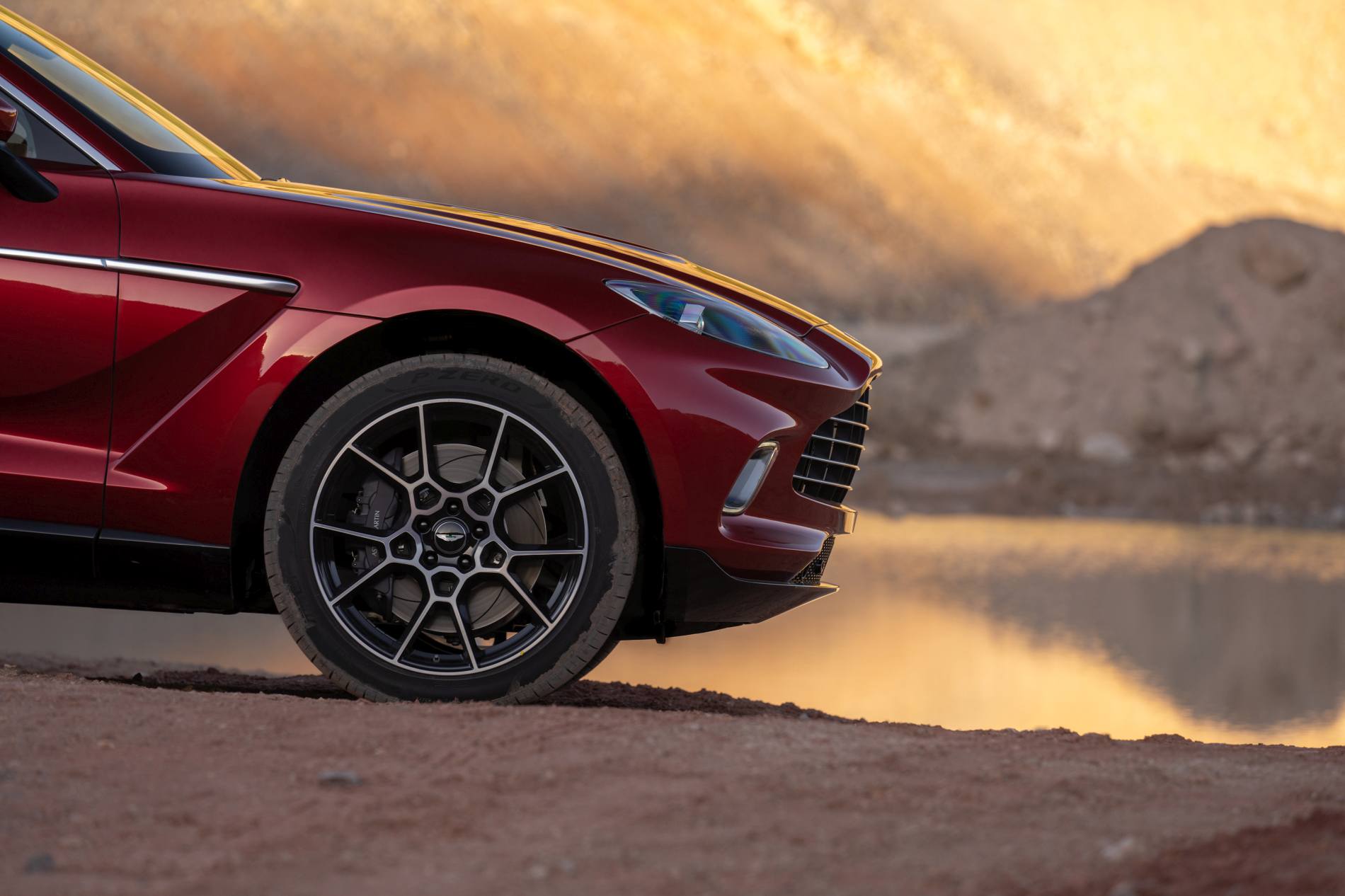 Aston Martin DBX_25