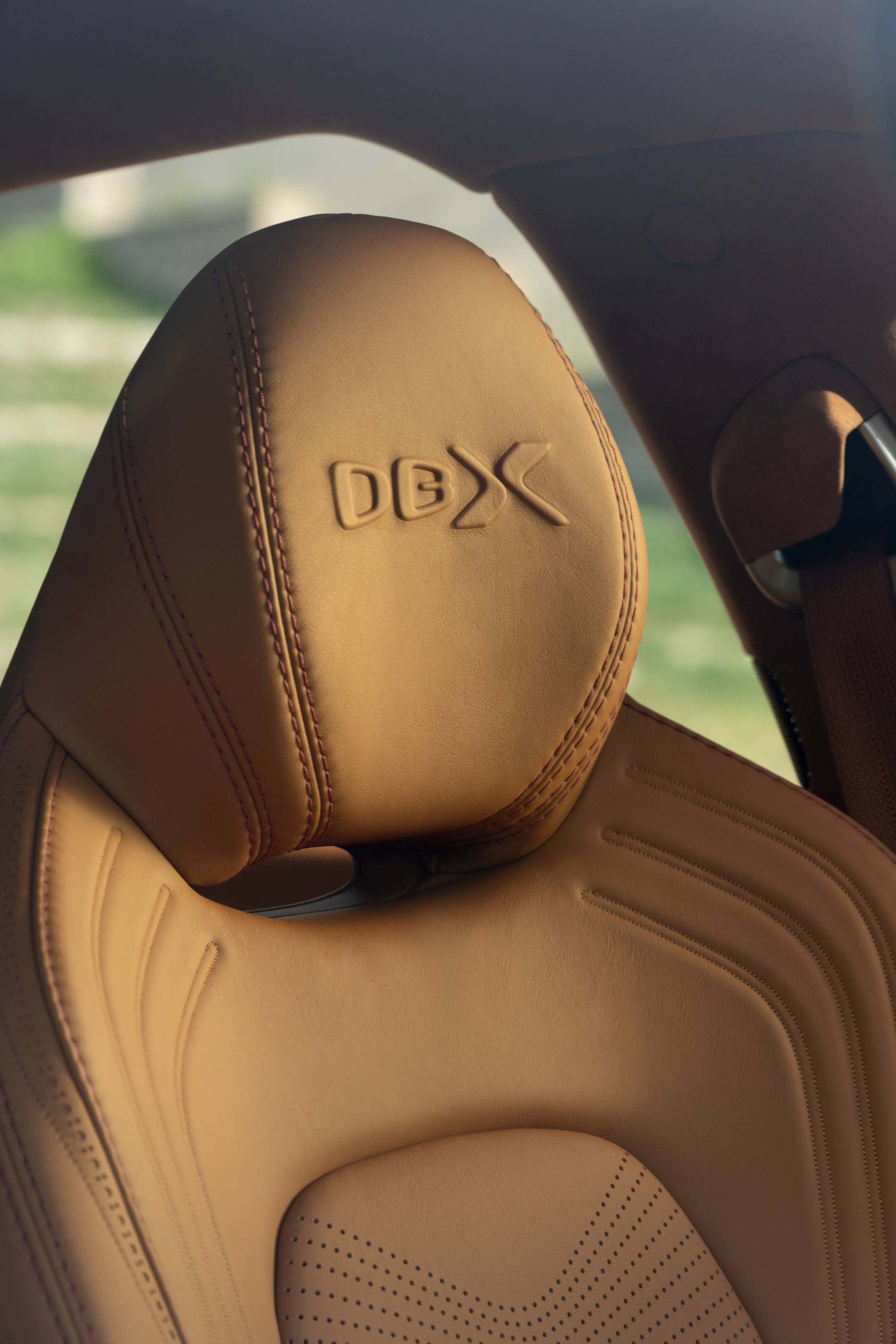 Aston Martin DBX_32