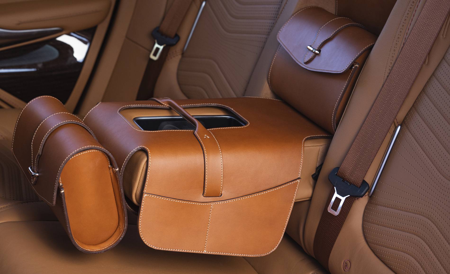 Aston Martin DBX_36_Saddle Bag