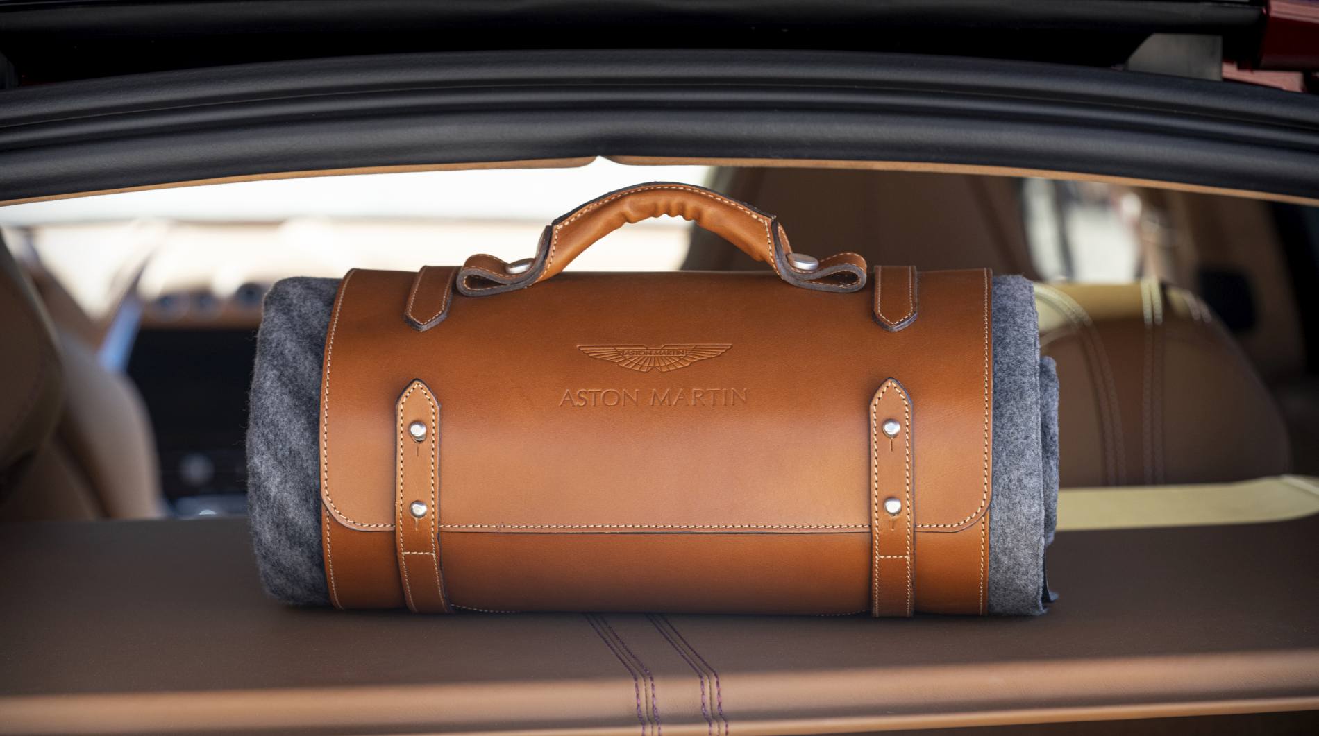 Aston Martin DBX_37_Picnic Blanket