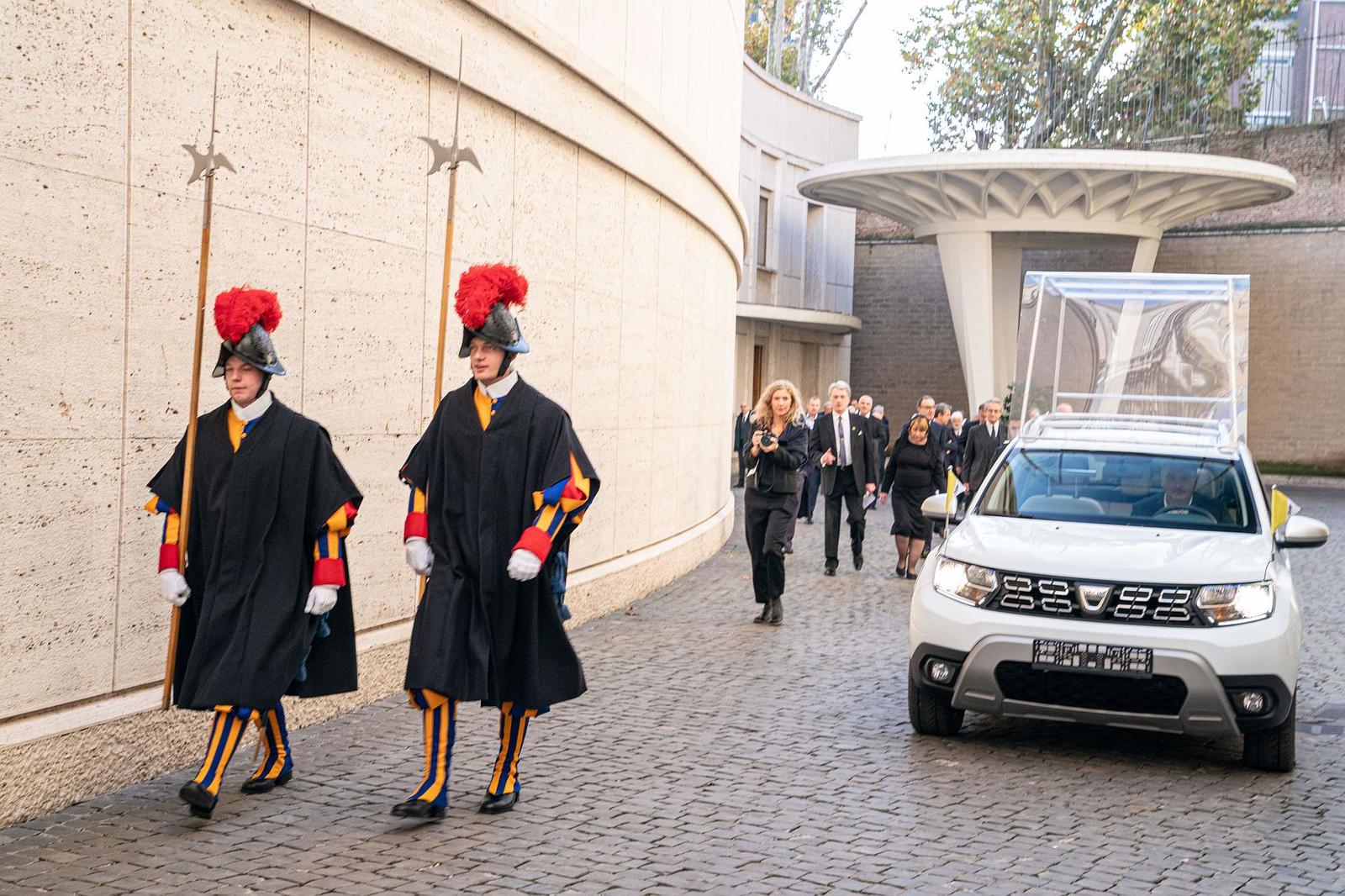 Download Dacia 'Papamóvel' especial para Papa Francisco