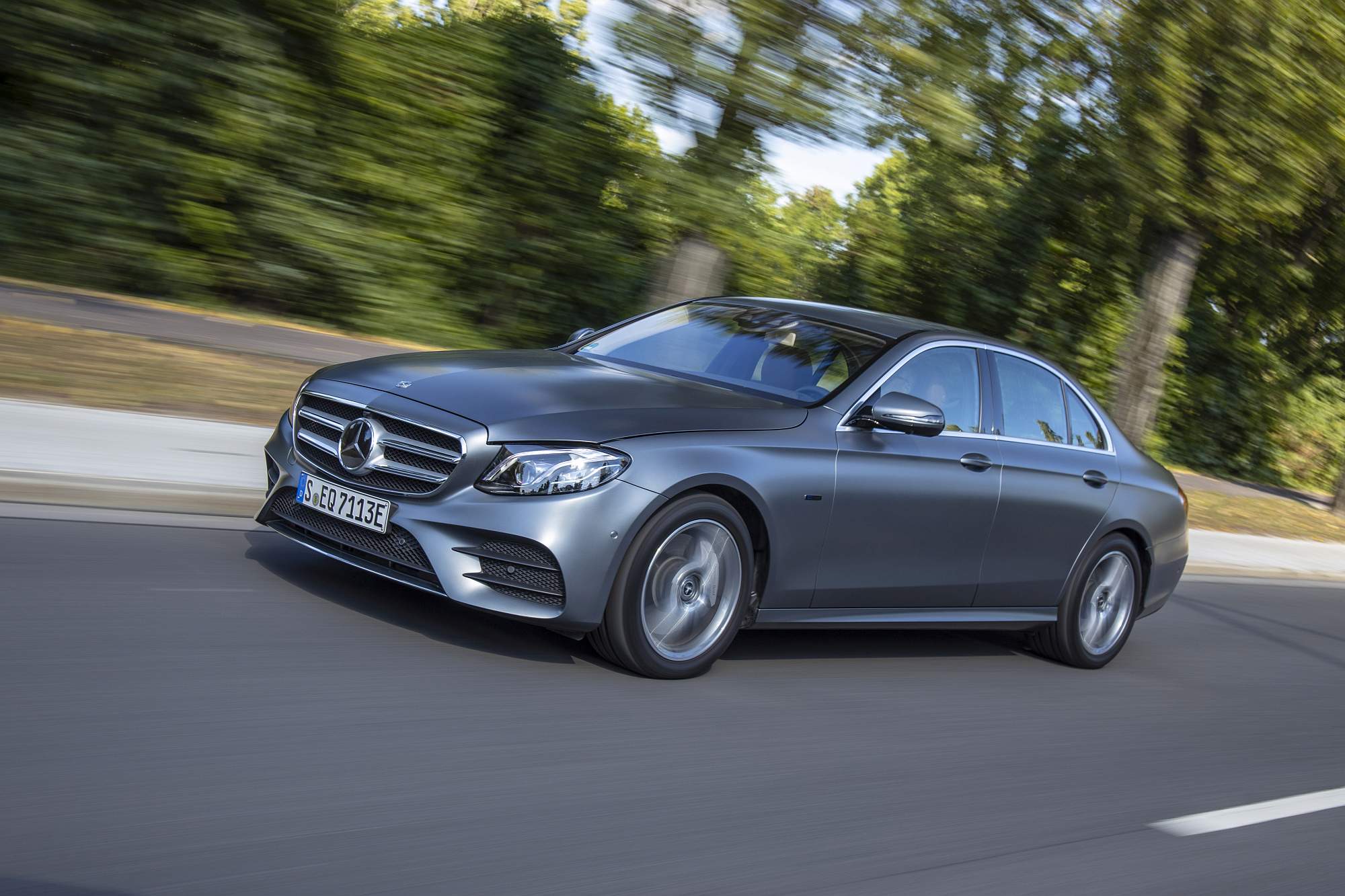 MercedesBenz E 300e Refinamento híbrido dos novos tempos