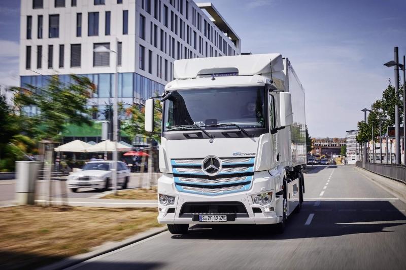 Mercedes-Benz Trucks zieht Zwischenbilanz: Elektro-Lkw eActros seit über einem Jahr erfolgreich im Kundeneinsatz

Progress report from Mercedes-Benz Trucks: eActros electric truck successfully tested by customers for over a year