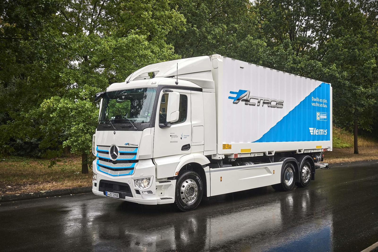 Mercedes-Benz Trucks zieht Zwischenbilanz: Elektro-Lkw eActros seit über einem Jahr erfolgreich im Kundeneinsatz

Progress report from Mercedes-Benz Trucks: eActros electric truck successfully tested by customers for over a year