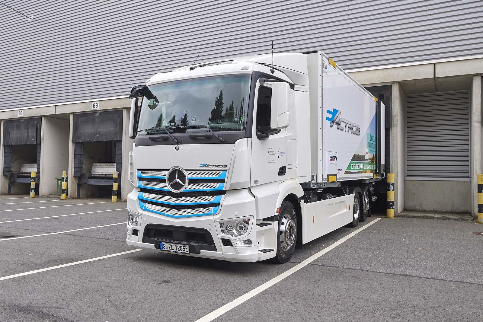 Mercedes-Benz Trucks zieht Zwischenbilanz: Elektro-Lkw eActros seit über einem Jahr erfolgreich im Kundeneinsatz

Progress report from Mercedes-Benz Trucks: eActros electric truck successfully tested by customers for over a year