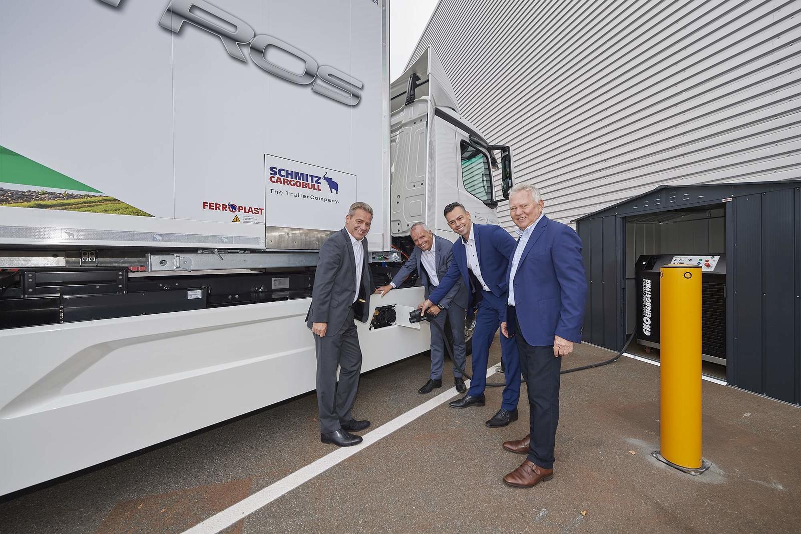 Mercedes-Benz Trucks zieht Zwischenbilanz: Elektro-Lkw eActros seit über einem Jahr erfolgreich im Kundeneinsatz

Progress report from Mercedes-Benz Trucks: eActros electric truck successfully tested by customers for over a year