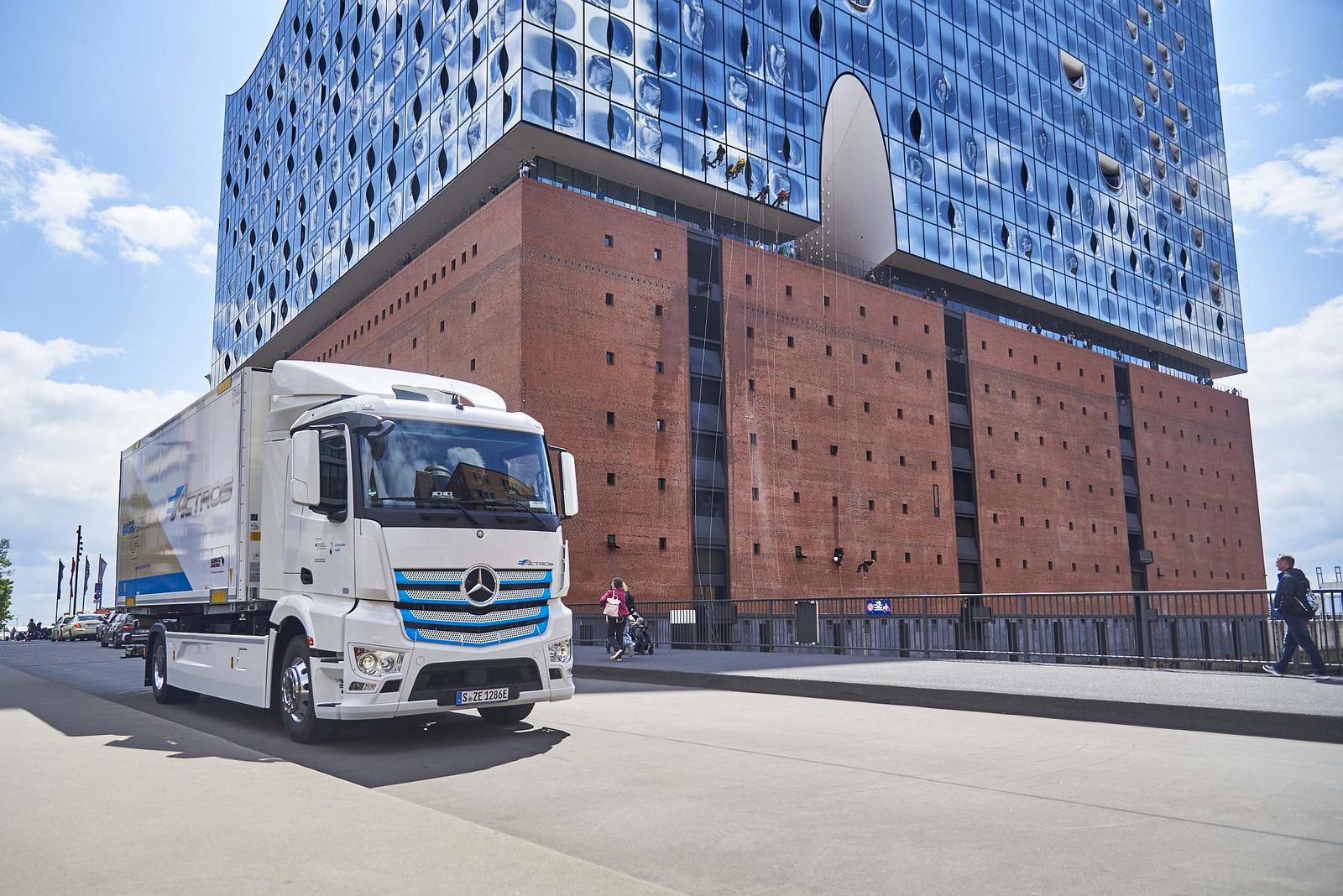 Mercedes-Benz Trucks zieht Zwischenbilanz: Elektro-Lkw eActros seit über einem Jahr erfolgreich im Kundeneinsatz

Progress report from Mercedes-Benz Trucks: eActros electric truck successfully tested by customers for over a year