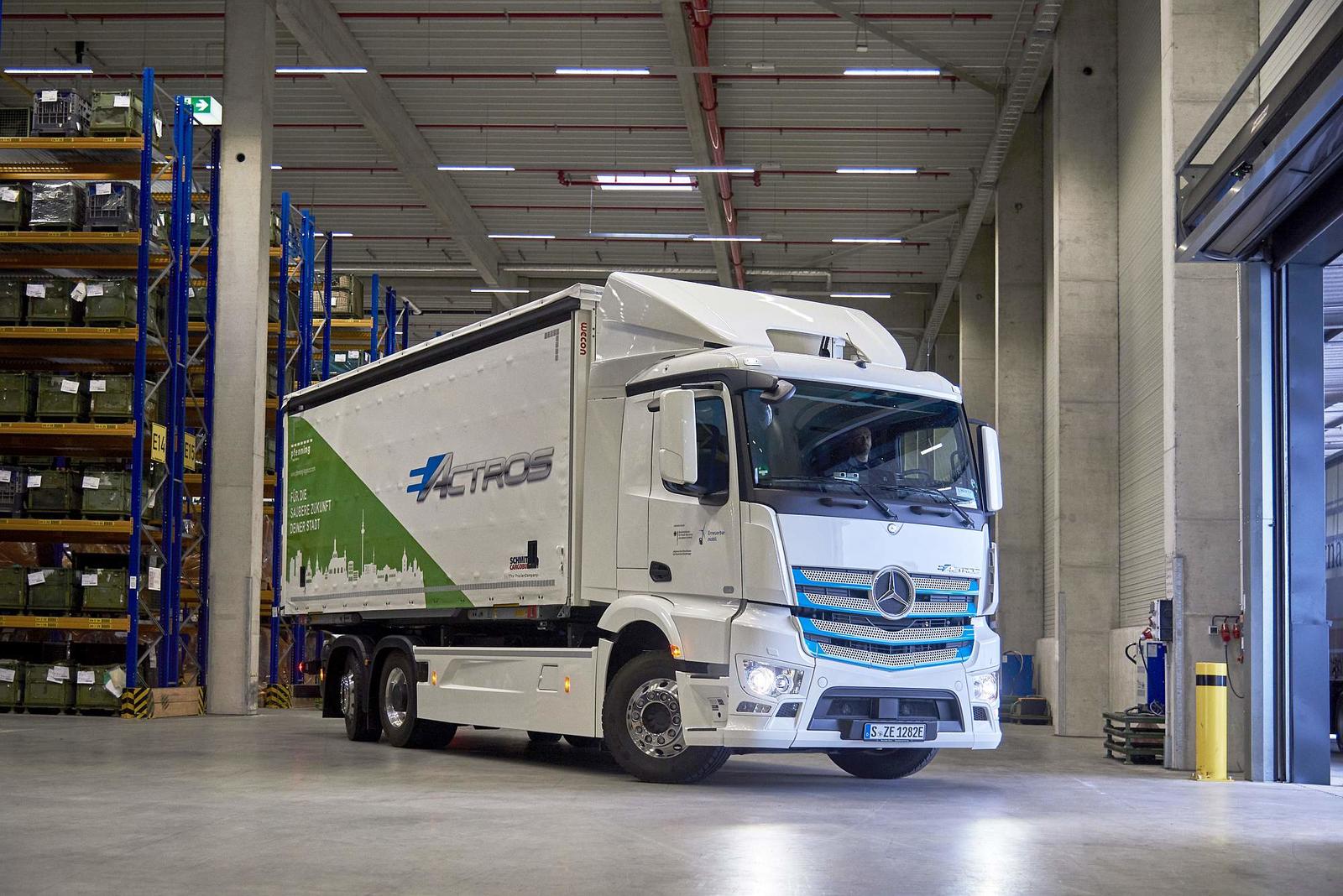 Mercedes-Benz Trucks zieht Zwischenbilanz: Elektro-Lkw eActros seit über einem Jahr erfolgreich im Kundeneinsatz

Progress report from Mercedes-Benz Trucks: eActros electric truck successfully tested by customers for over a year