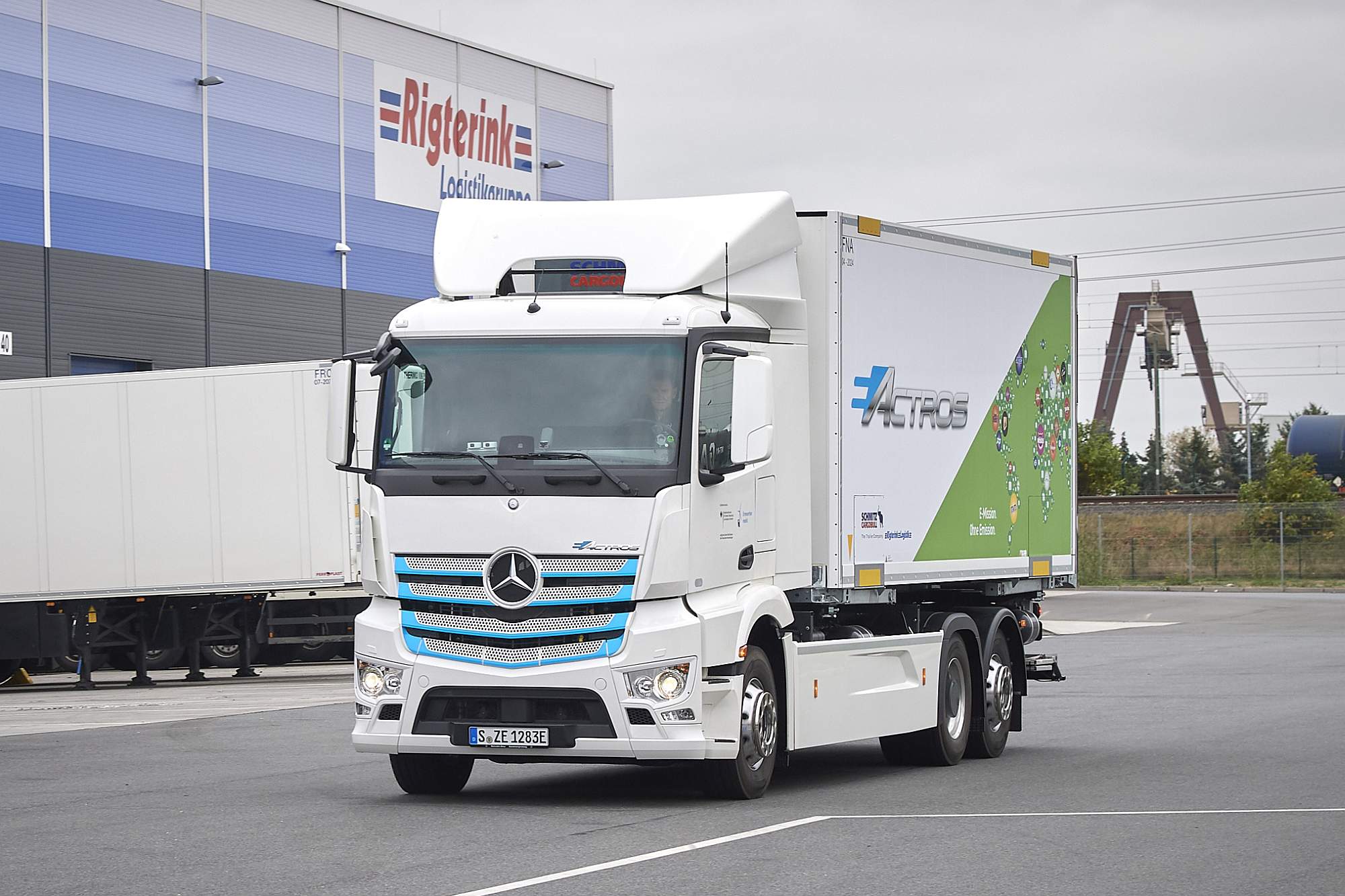 Mercedes-Benz Trucks zieht Zwischenbilanz: Elektro-Lkw eActros seit über einem Jahr erfolgreich im Kundeneinsatz

Progress report from Mercedes-Benz Trucks: eActros electric truck successfully tested by customers for over a year