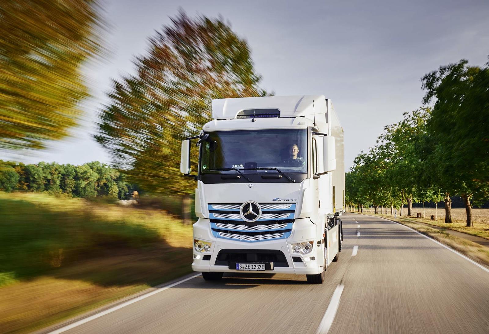 Mercedes-Benz Trucks zieht Zwischenbilanz: Elektro-Lkw eActros seit über einem Jahr erfolgreich im Kundeneinsatz

Progress report from Mercedes-Benz Trucks: eActros electric truck successfully tested by customers for over a year