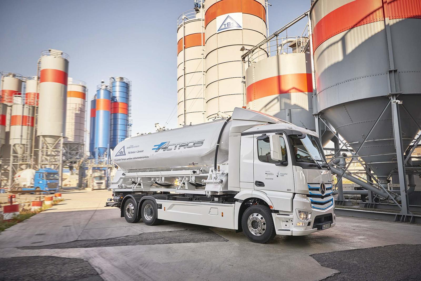 Mercedes-Benz Trucks zieht Zwischenbilanz: Elektro-Lkw eActros seit über einem Jahr erfolgreich im Kundeneinsatz

Progress report from Mercedes-Benz Trucks: eActros electric truck successfully tested by customers for over a year