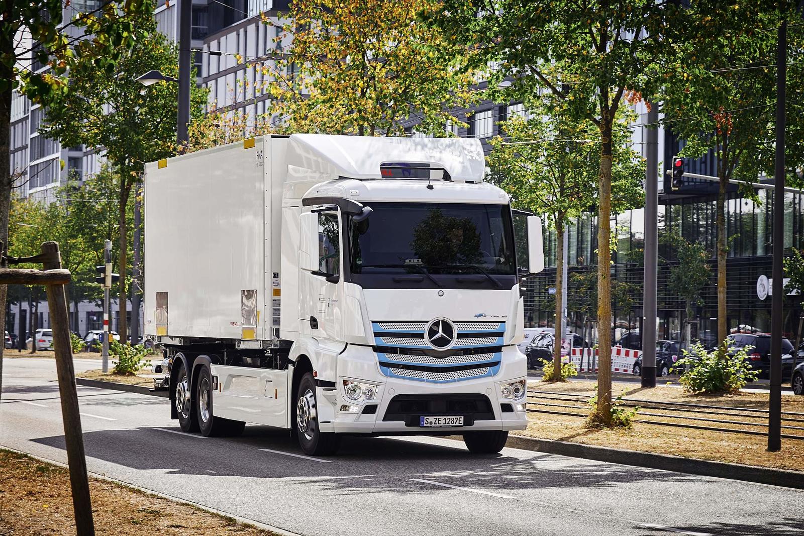 Mercedes-Benz Trucks zieht Zwischenbilanz: Elektro-Lkw eActros seit über einem Jahr erfolgreich im Kundeneinsatz

Progress report from Mercedes-Benz Trucks: eActros electric truck successfully tested by customers for over a year