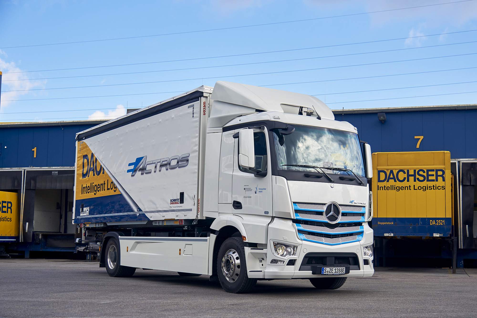 Mercedes-Benz Trucks zieht Zwischenbilanz: Elektro-Lkw eActros seit über einem Jahr erfolgreich im Kundeneinsatz

Progress report from Mercedes-Benz Trucks: eActros electric truck successfully tested by customers for over a year