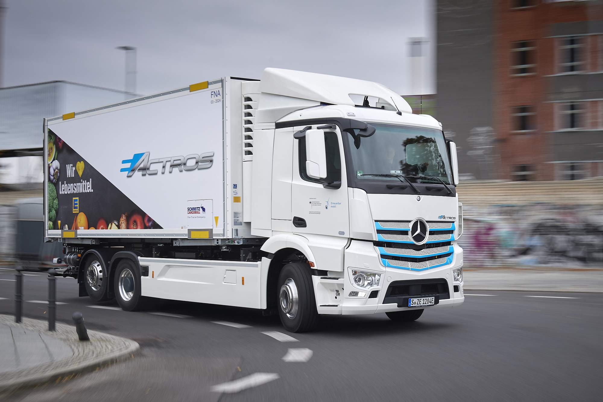 Mercedes-Benz Trucks zieht Zwischenbilanz: Elektro-Lkw eActros seit über einem Jahr erfolgreich im Kundeneinsatz

Progress report from Mercedes-Benz Trucks: eActros electric truck successfully tested by customers for over a year