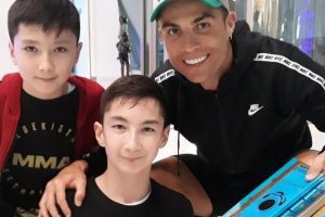 O v&iacute;deo de Cristiano Ronaldo a realizar sonho de jovem com defici&ecirc;ncia