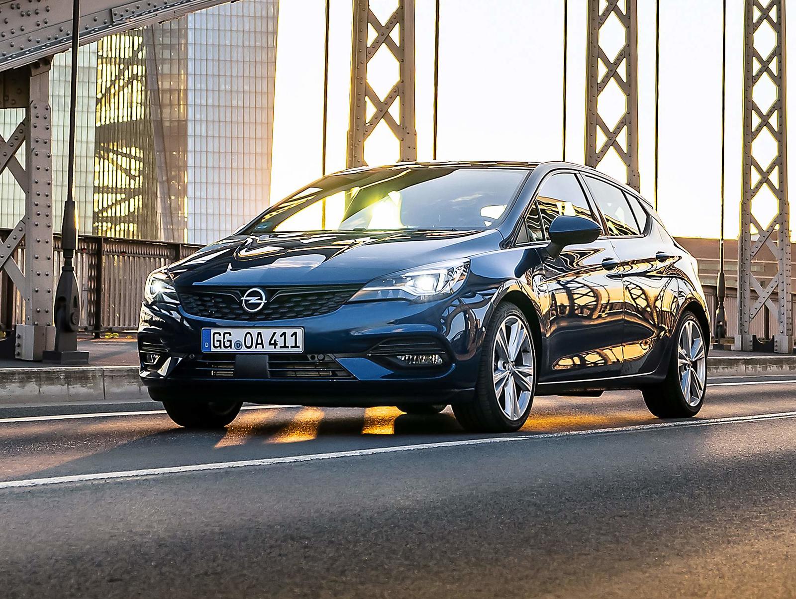 Opel Astra Faselift 2019 vor Skyline FFM