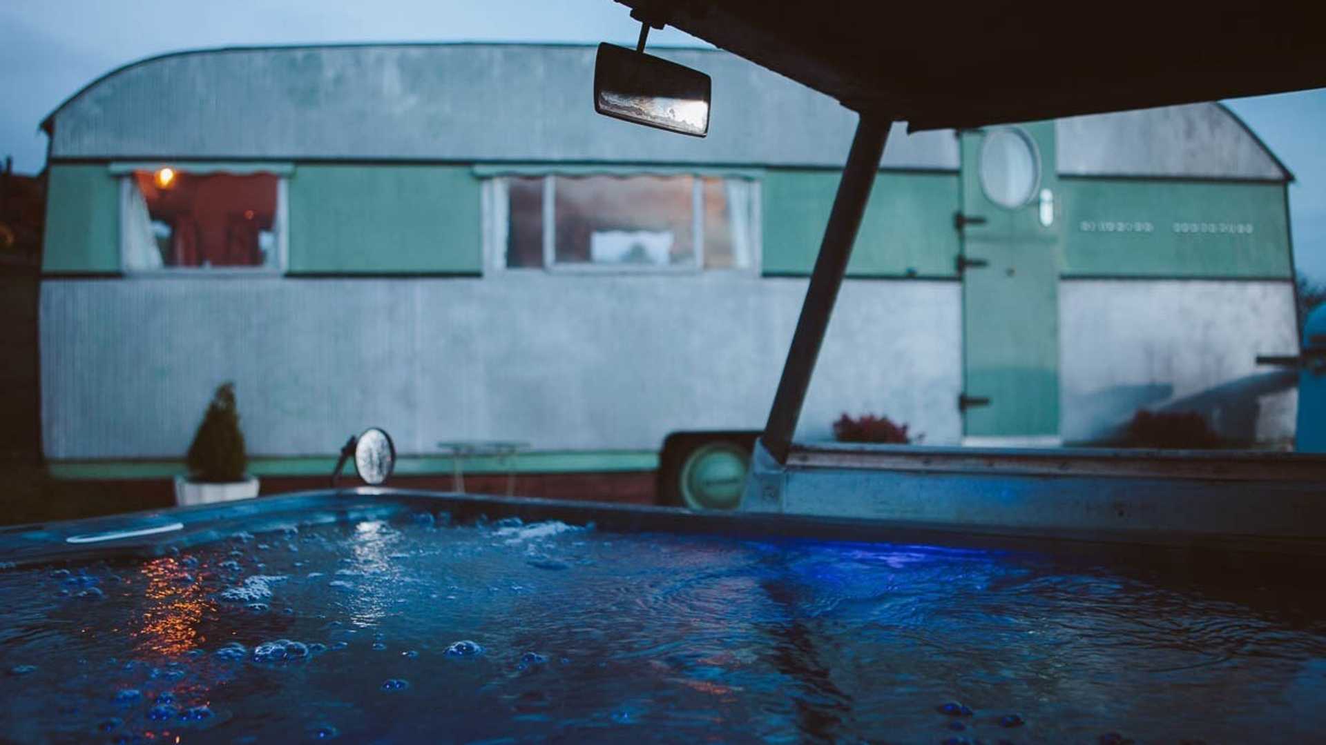 land-rover-hot-tub-bluebird-penthouse-caravan3