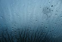 Uma batata e outros truques para desembaciar o vidro do carro