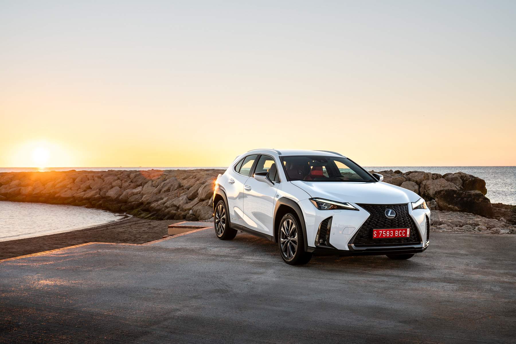 2019-lexus-ux-250h-f-white-01-504123