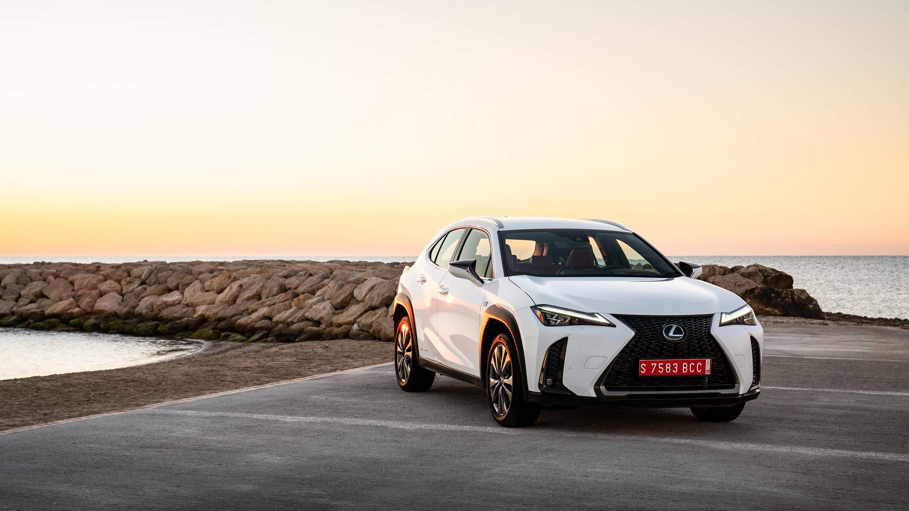2019-lexus-ux-250h-f-white-02-582708