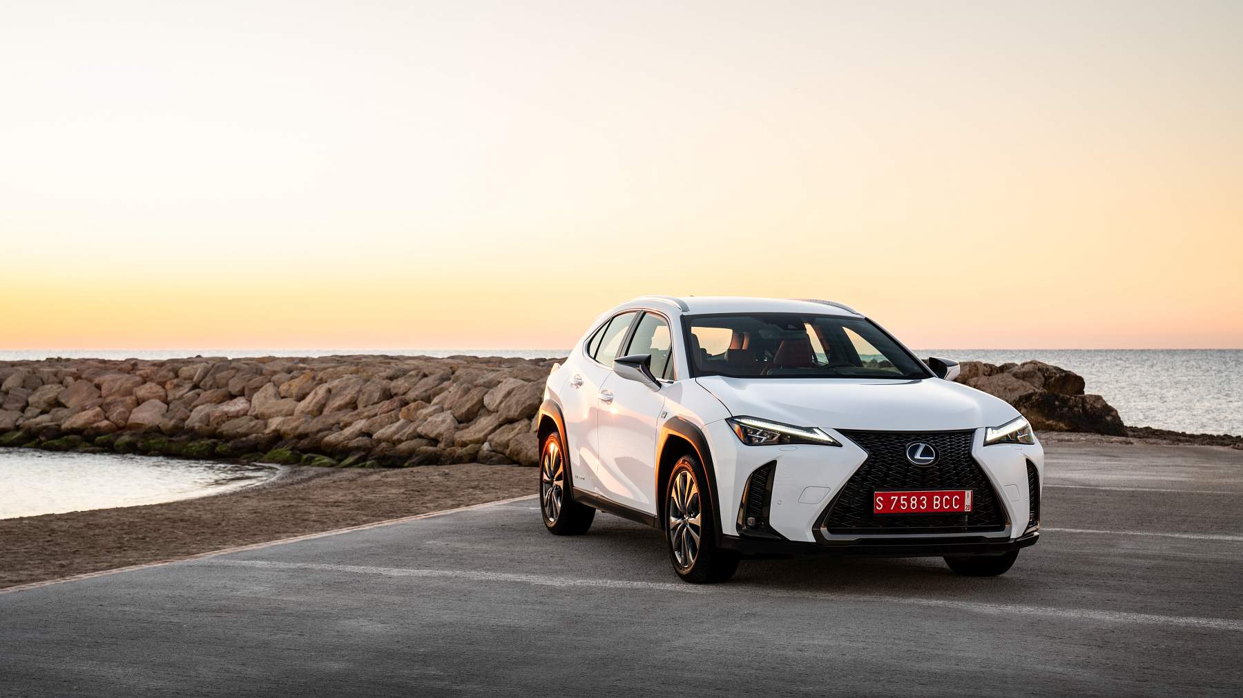 2019-lexus-ux-250h-f-white-02-582708