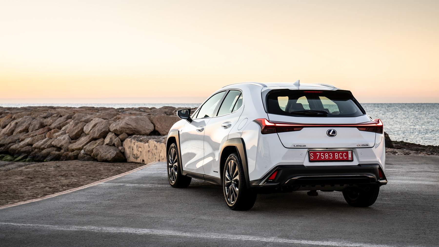 2019-lexus-ux-250h-f-white-05-304473