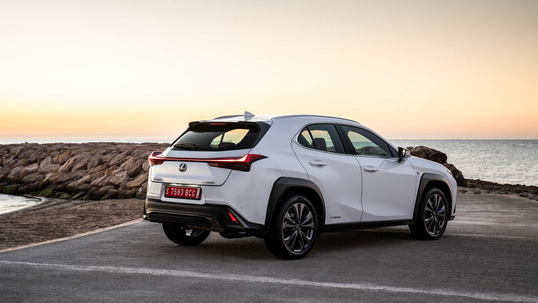 2019-lexus-ux-250h-f-white-06-573013