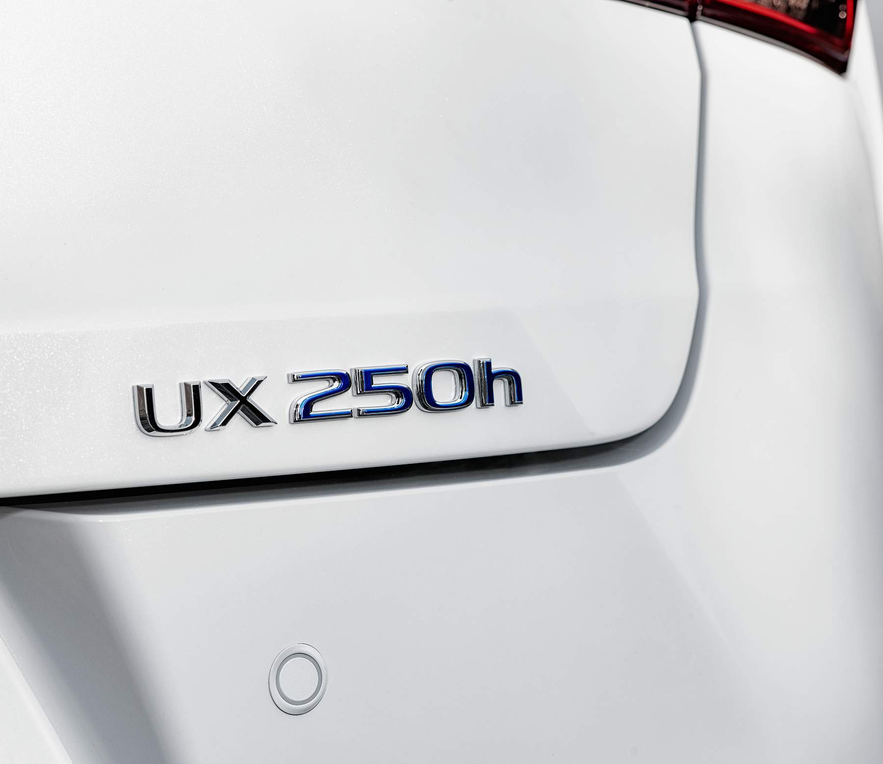 2019-lexus-ux-250h-white-det-15-556538